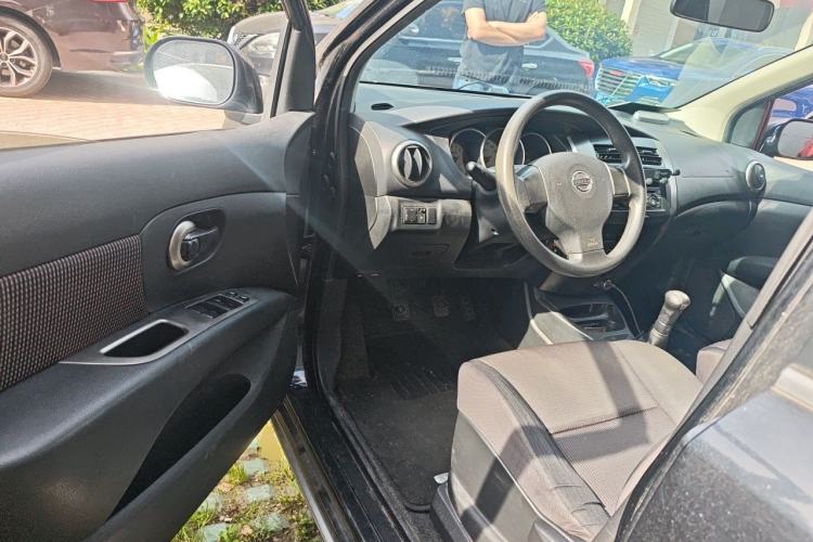 Used Nissan Livina 2010 Jingrui Edition 1.6L Manual Standard Model Driver Seat