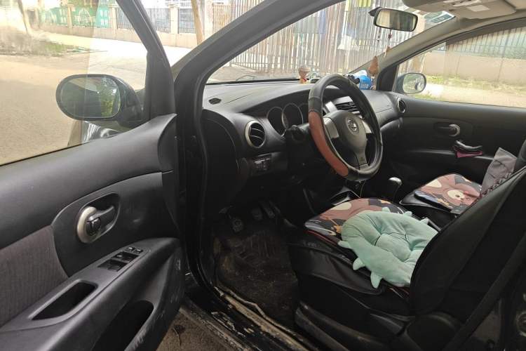 Used Nissan Livina 2010 Jingyue Edition 1.6L Manual Supercharged Model Driver Seat