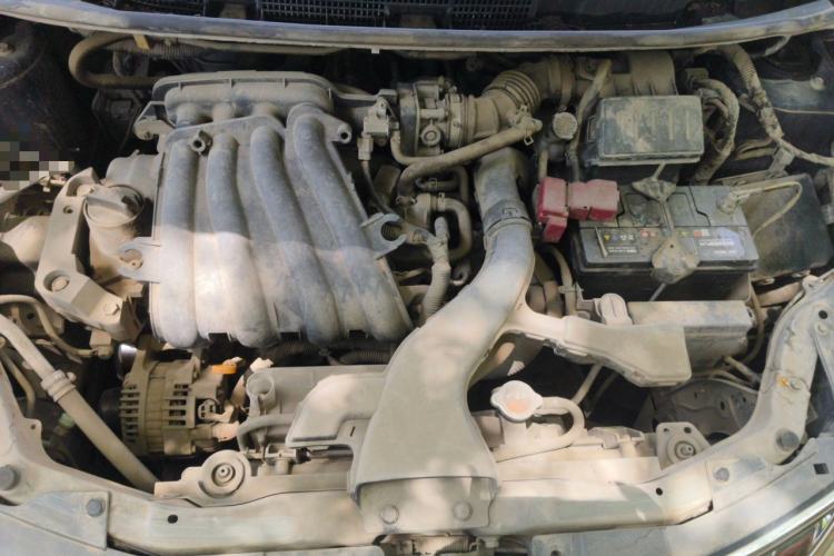 Used Nissan Livina 2010 Jingyue Edition 1.6L Manual All-Around Model Engine Bay