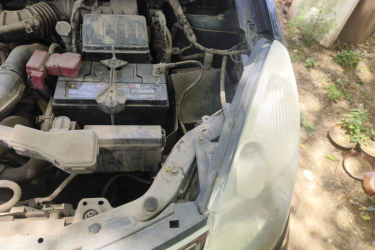 Used Nissan Livina 2010 Jingyue Edition 1.6L Manual All-Around Model Engine Bay Left