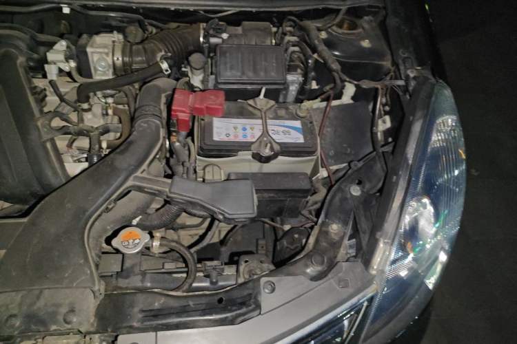 Used Nissan Livina 2010 Jingyue Edition 1.6L Manual All-Around Model Engine Bay Left