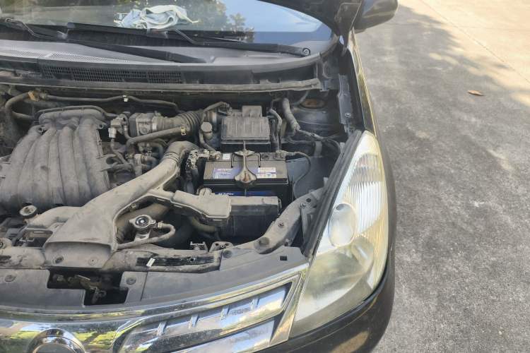 Used Nissan Livina 2010 Jingyue Edition 1.6L Manual All-Around Model Engine Bay Left