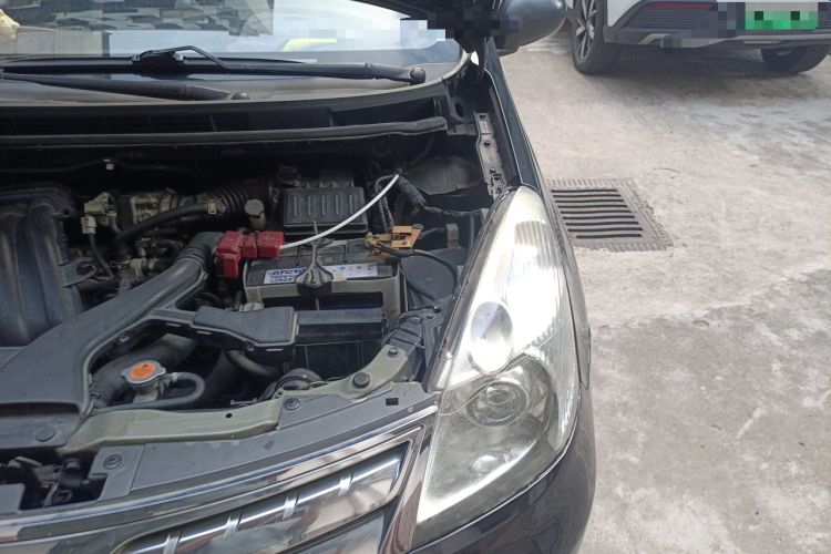Used Nissan Livina 2010 Jingyue Edition 1.6L Manual All-Around Model Engine Bay Left