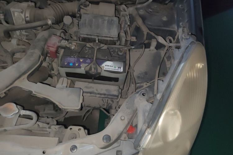 Used Nissan Livina 2010 Jingyue Edition 1.6L Manual All-Around Model Engine Bay Left