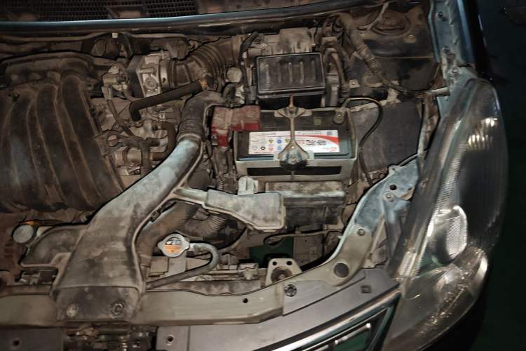 Used Nissan Livina 2010 Jingyue Edition 1.6L Manual All-Around Model Engine Bay Left