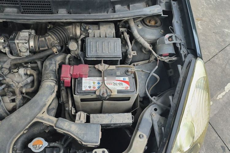 Used Nissan Livina 2010 Jingyue Edition 1.6L Manual All-Around Model Engine Bay Left