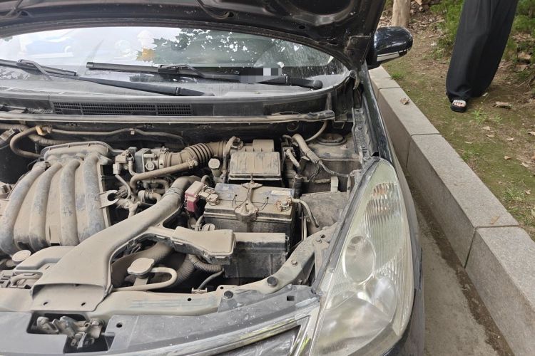 Used Nissan Livina 2010 Jingyue Edition 1.6L Manual Supercharged Model Engine Bay Left