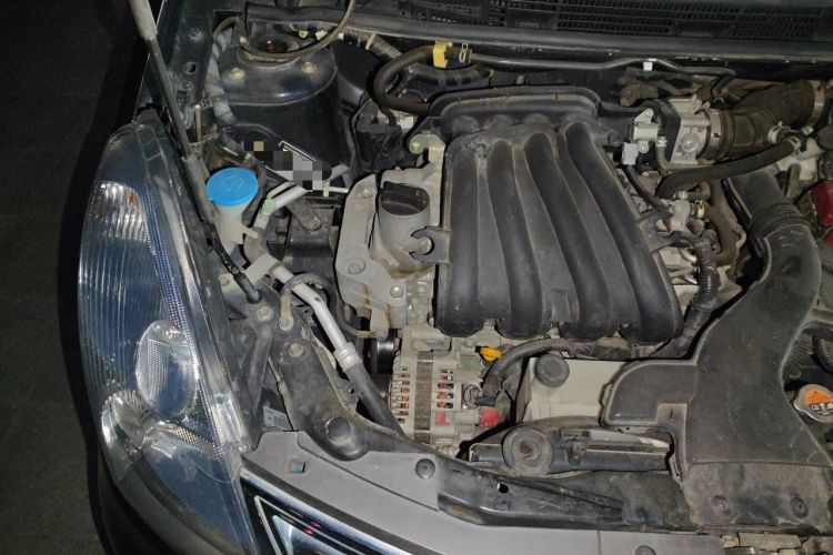 Used Nissan Livina 2010 Jingyue Edition 1.6L Manual All-Around Model Engine Bay Right