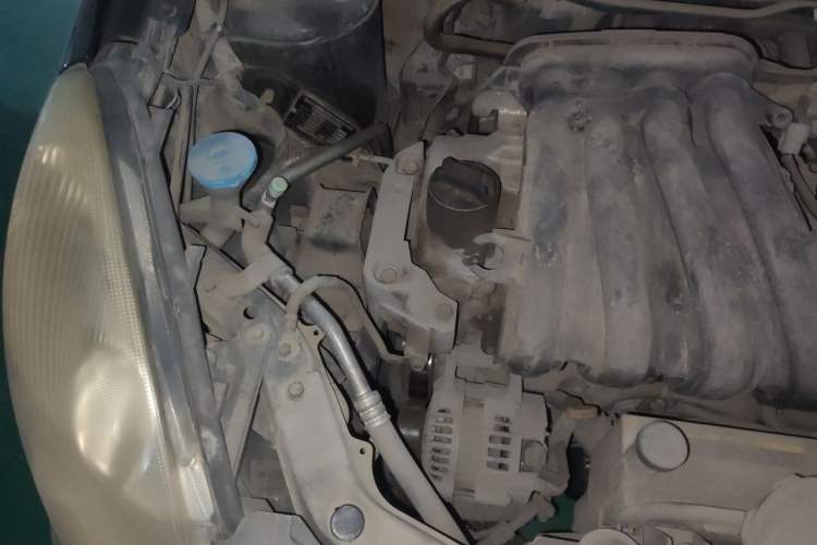 Used Nissan Livina 2010 Jingyue Edition 1.6L Manual All-Around Model Engine Bay Right
