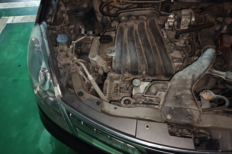 Used Nissan Livina 2010 Jingyue Edition 1.6L Manual All-Around Model Engine Bay Right