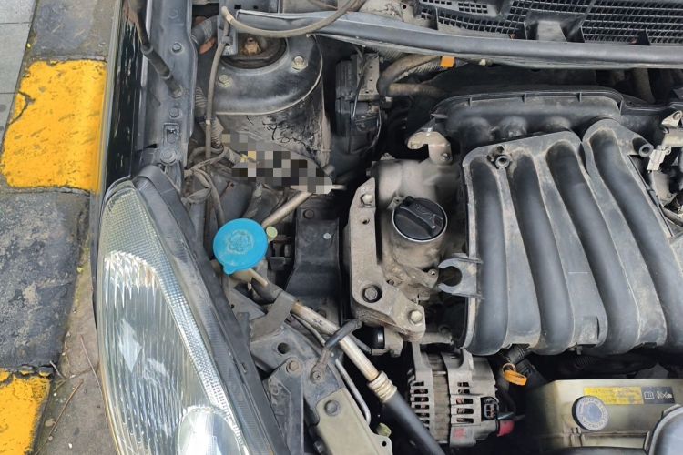 Used Nissan Livina 2010 Jingyue Edition 1.6L Manual All-Around Model Engine Bay Right