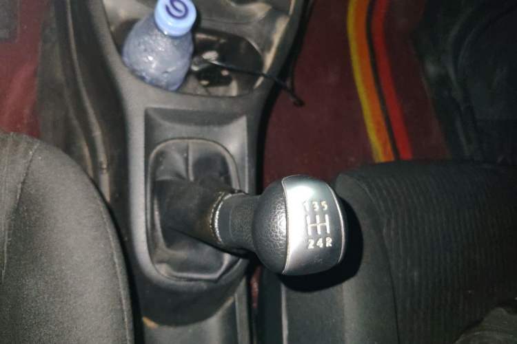 Used Nissan Livina 2010 Jingyue Edition 1.6L Manual All-Around Model Gear Lever
