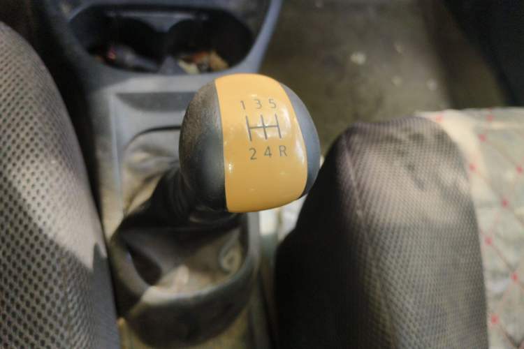 Used Nissan Livina 2010 Jingyue Edition 1.6L Manual All-Around Model Gear Lever