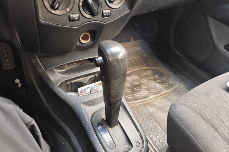 Used Nissan Livina 2010 Jingyue Edition 1.6L Automatic All-in-One Model Gear Lever