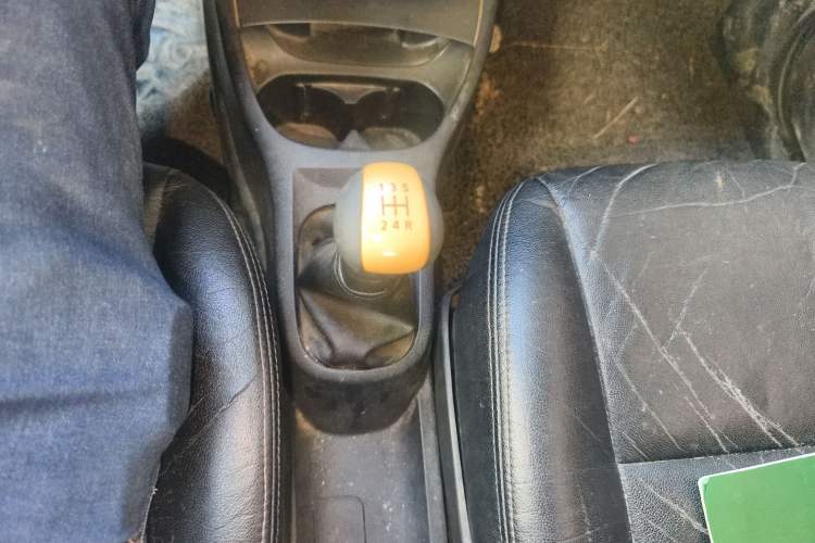 Used Nissan Livina 2010 Jingyue Edition 1.6L Manual All-Around Model Gear Lever