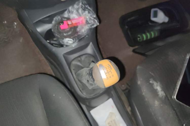 Used Nissan Livina 2010 Jingyue Edition 1.6L Manual All-Around Model Gear Lever
