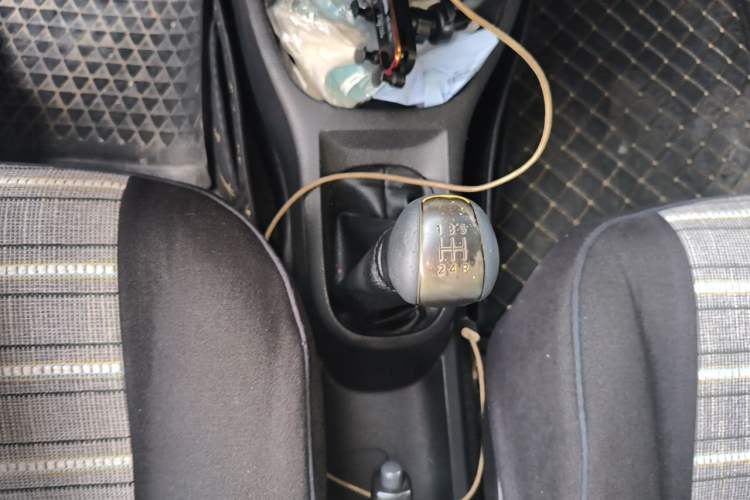 Used Nissan Livina 2010 Jingyue Edition 1.6L Manual All-Around Model Gear Lever