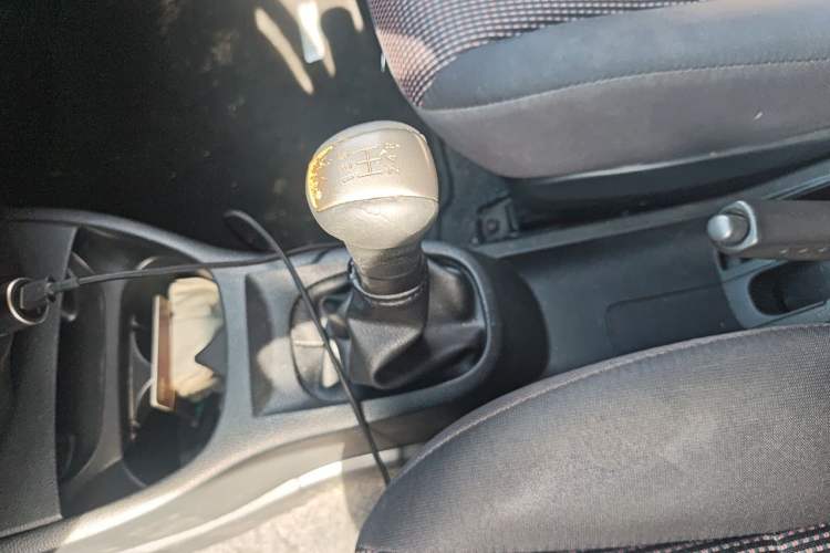 Used Nissan Livina 2010 Jingrui Edition 1.6L Manual Standard Model Gear Lever