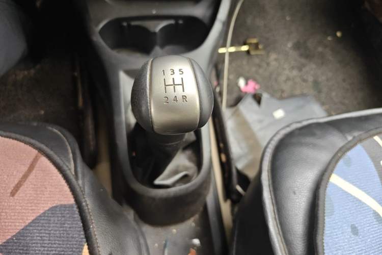 Used Nissan Livina 2010 Jingyue Edition 1.6L Manual Supercharged Model Gear Lever