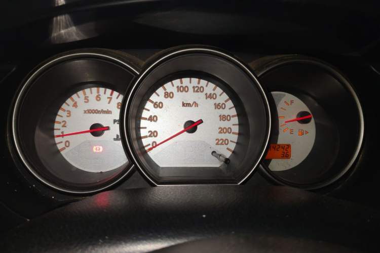 Used Nissan Livina 2010 Jingyue Edition 1.6L Manual All-Around Model Instrument Cluster