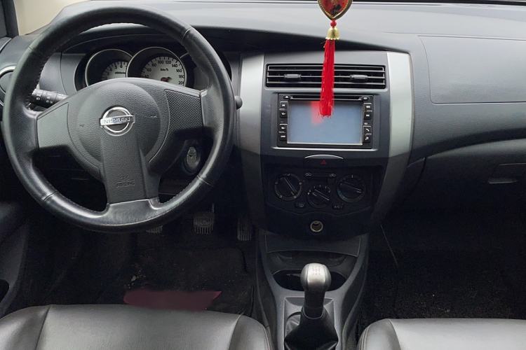 Used Nissan Livina 2010 Jingyue Edition 1.6L Manual All-Around Model Interior 3