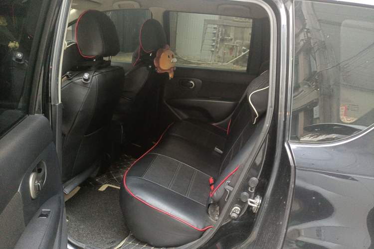 Used Nissan Livina 2010 Jingyue Edition 1.6L Manual All-Around Model Left Rear Seat
