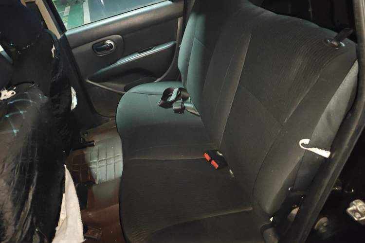 Used Nissan Livina 2010 Jingyue Edition 1.6L Manual All-Around Model Left Rear Seat
