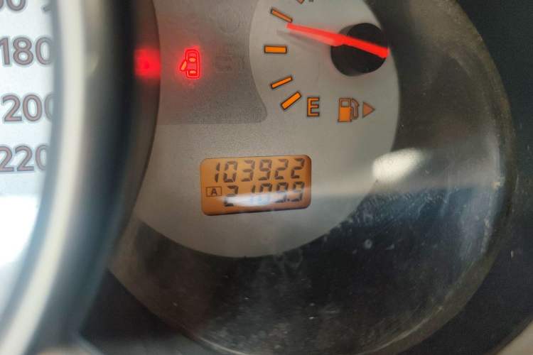 Used Nissan Livina 2010 Jingrui Edition 1.6L Manual Standard Model Odometer Close Up