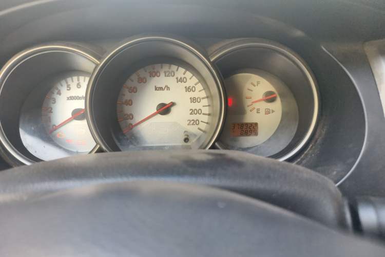 Used Nissan Livina 2010 Jingyue Edition 1.6L Manual All-Around Model Odometer Close Up