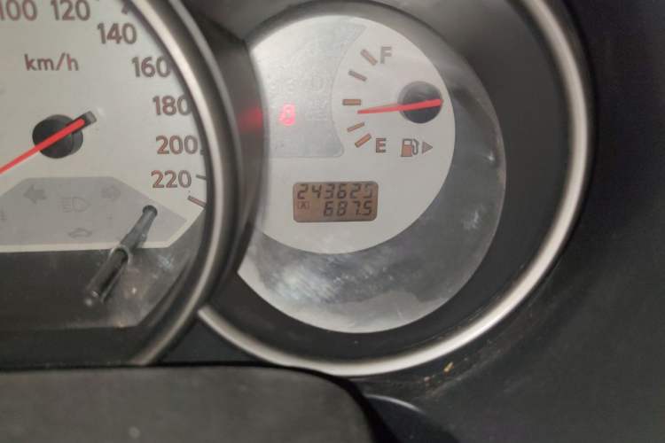 Used Nissan Livina 2010 Jingyue Edition 1.6L Manual All-Around Model Odometer Close Up