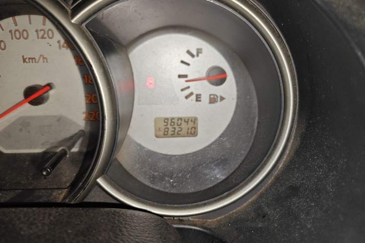 Used Nissan Livina 2010 Jingyue Edition 1.6L Manual All-Around Model Odometer Close Up