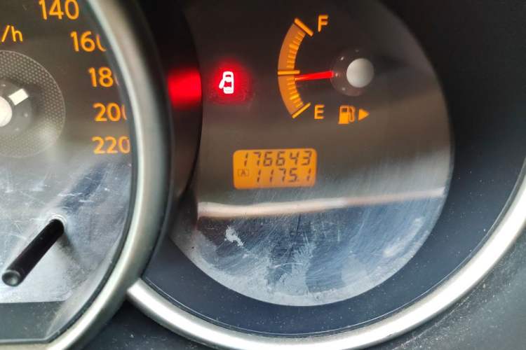 Used Nissan Livina 2010 Jingyi Edition 1.8L Manual Standard Model Odometer Close Up