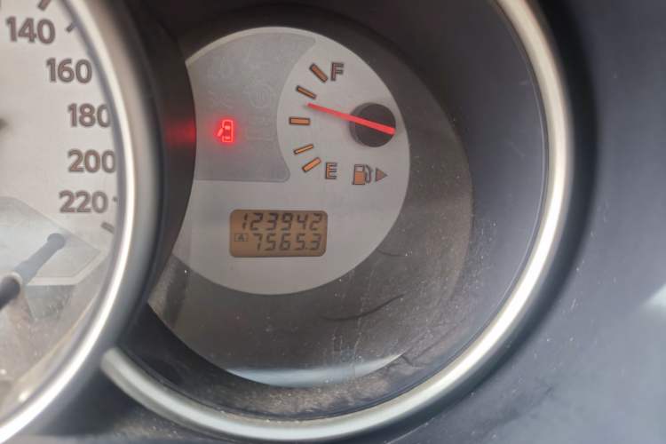 Used Nissan Livina 2010 Jingrui Edition 1.6L Manual Standard Model Odometer Close Up