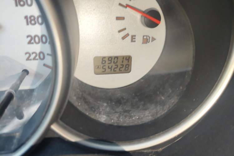 Used Nissan Livina 2010 Jingyue Edition 1.6L Manual All-Around Model Odometer Close Up