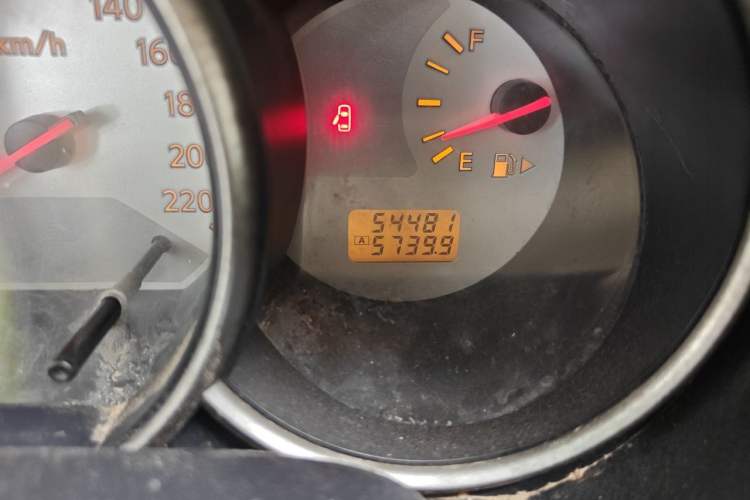 Used Nissan Livina 2010 Jingyue Edition 1.6L Manual Supercharged Model Odometer Close Up