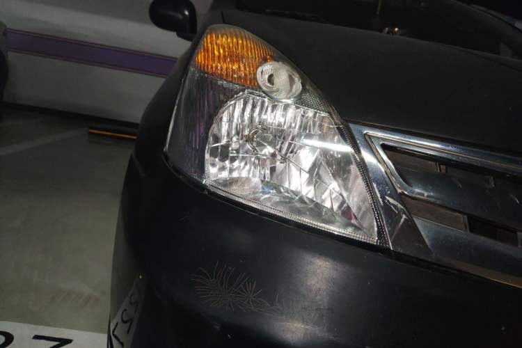Used Nissan Livina 2010 Jingyue Edition 1.6L Manual All-Around Model Right Front Headlight