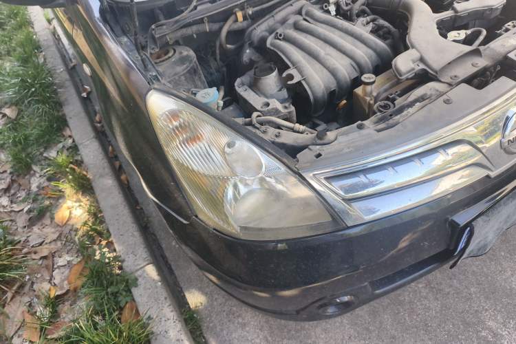 Used Nissan Livina 2010 Jingyue Edition 1.6L Manual All-Around Model Right Front Headlight