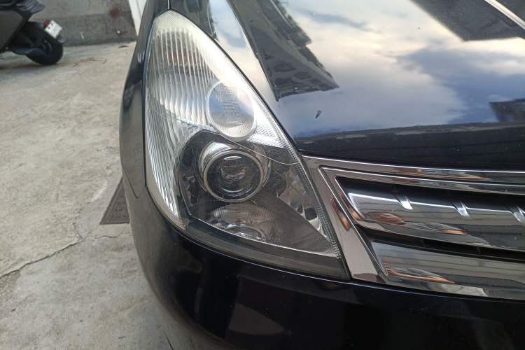 Used Nissan Livina 2010 Jingyue Edition 1.6L Manual All-Around Model Right Front Headlight