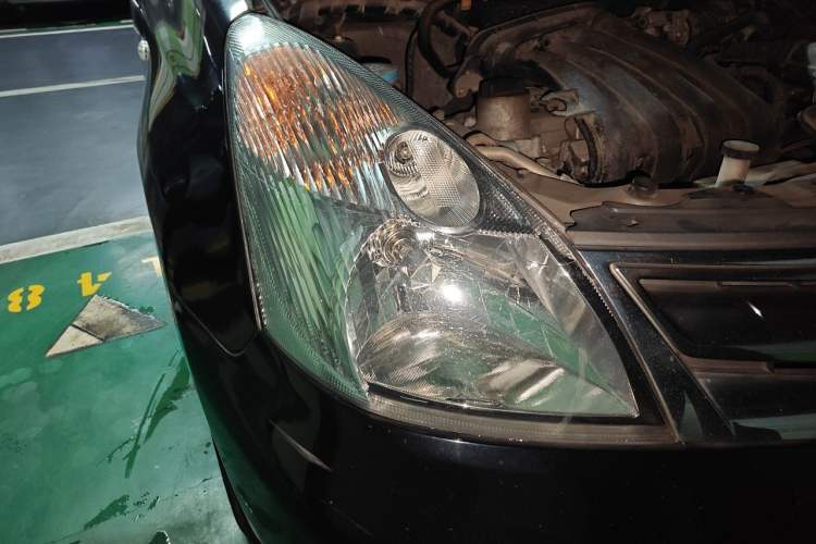 Used Nissan Livina 2010 Jingyue Edition 1.6L Manual All-Around Model Right Front Headlight