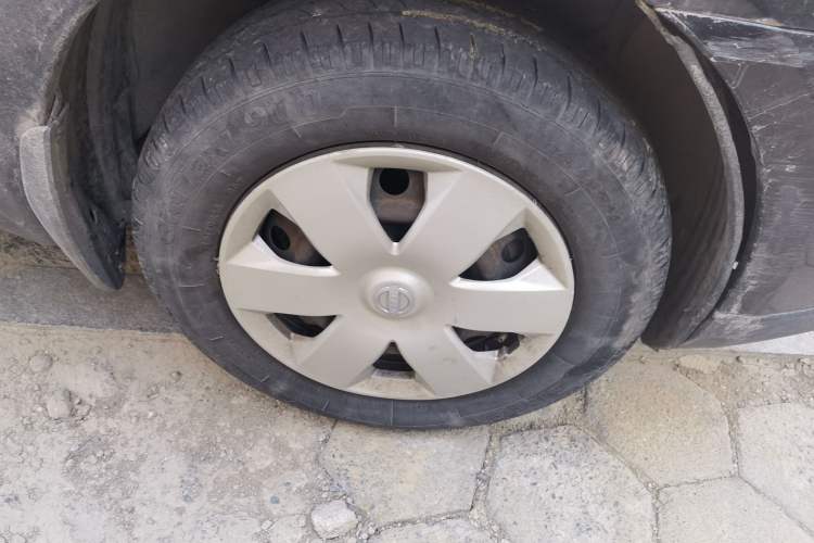 Used Nissan Livina 2010 Jingyue Edition 1.6L Automatic All-in-One Model Right Front Wheel Hub
