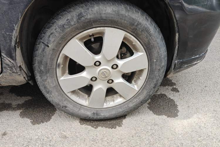 Used Nissan Livina 2010 Jingyue Edition 1.6L Manual Supercharged Model Right Front Wheel Hub
