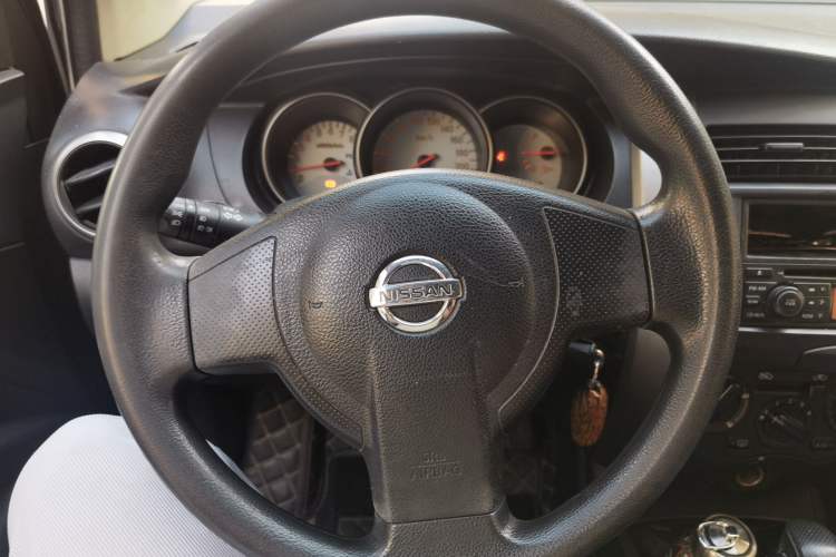 Used Nissan Livina 2010 Jingyue Edition 1.6L Automatic All-in-One Model Steering Wheel