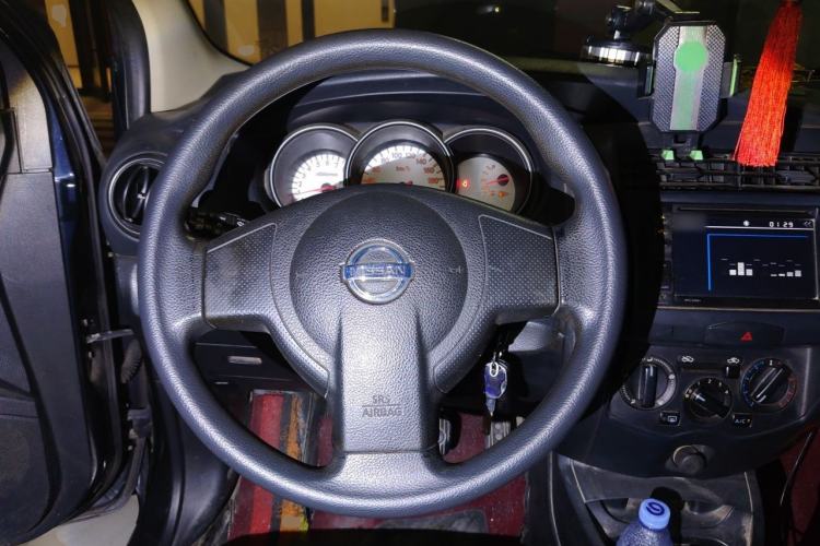 Used Nissan Livina 2010 Jingyue Edition 1.6L Manual All-Around Model Steering Wheel
