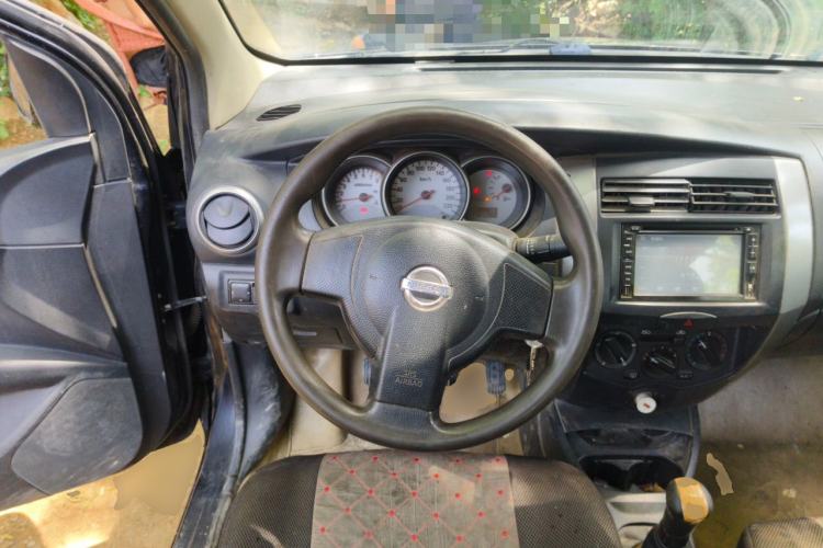 Used Nissan Livina 2010 Jingyue Edition 1.6L Manual All-Around Model Steering Wheel