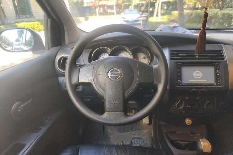 Used Nissan Livina 2010 Jingyue Edition 1.6L Manual All-Around Model Steering Wheel