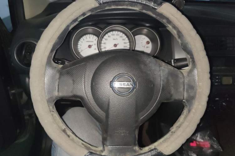 Used Nissan Livina 2010 Jingyue Edition 1.6L Manual All-Around Model Steering Wheel