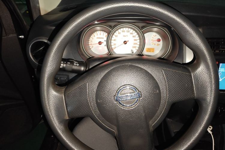 Used Nissan Livina 2010 Jingyue Edition 1.6L Manual All-Around Model Steering Wheel