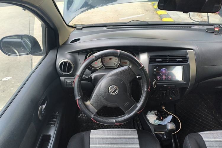 Used Nissan Livina 2010 Jingyue Edition 1.6L Manual All-Around Model Steering Wheel