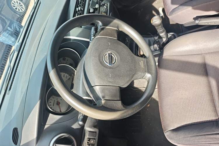 Used Nissan Livina 2010 Jingrui Edition 1.6L Manual Standard Model Steering Wheel