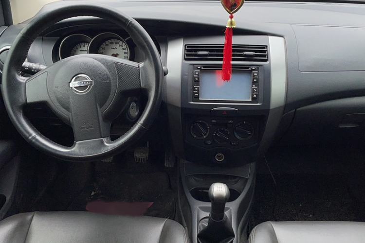 Used Nissan Livina 2010 Jingyue Edition 1.6L Manual All-Around Model Steering Wheel